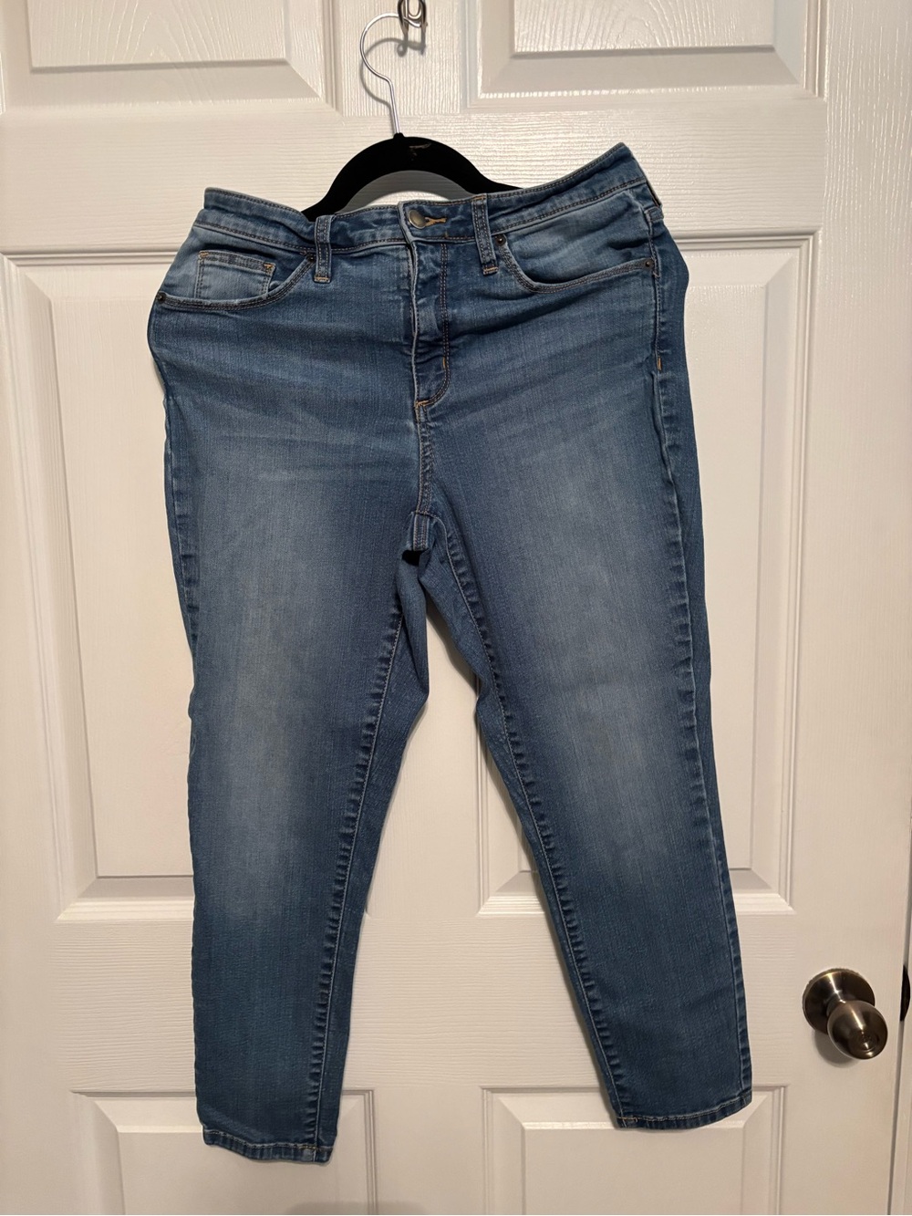 Universal Thread Women's Ankle Skinny Jeans - Light Blue Wash W15-17” I24”